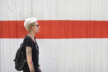 Tattooes ile şık kadın