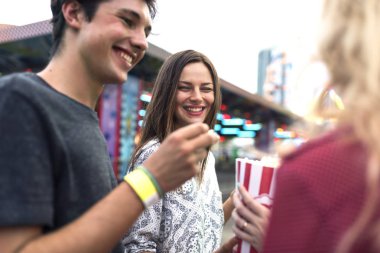 Pop Mısır yeme arkadaşlar