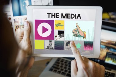  Dijital tablet kullanan adam