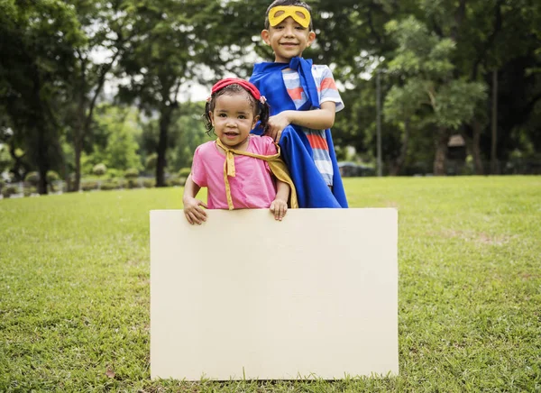 Bambini che tengono il banner — Foto Stock