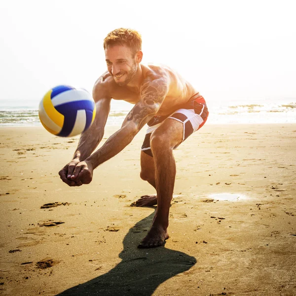 Homem jogando vôlei — Fotografia de Stock