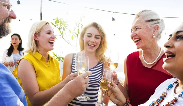 Grupp av personer på fest — Stockfoto