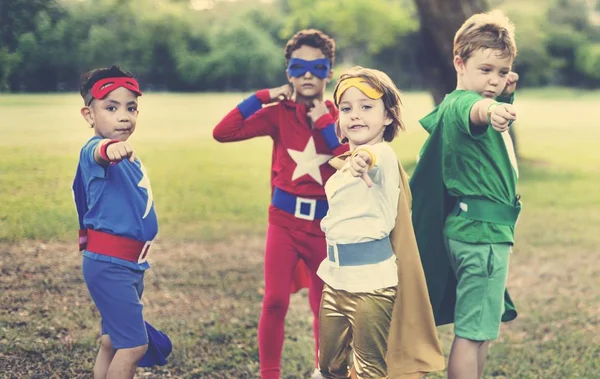 Дети-супергерои играют вместе — стоковое фото