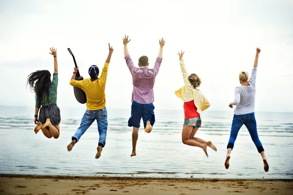 Gente saltando en la playa —  Fotos de Stock