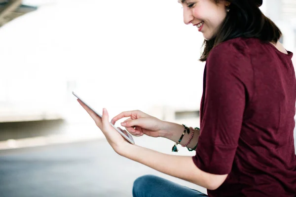 Frau surft in digitalem Tablet — Stockfoto