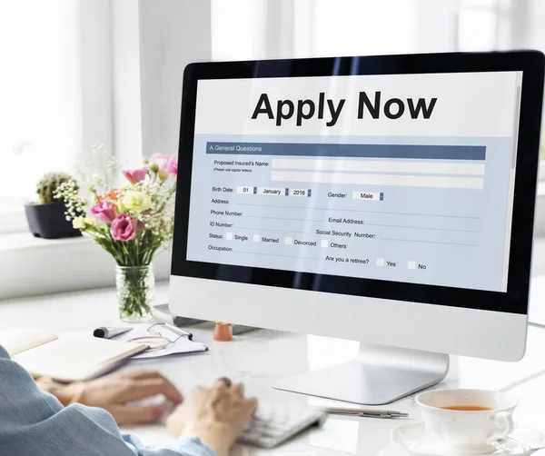 Frau arbeitet mit Computer — Stockfoto