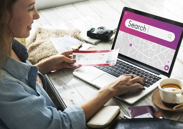 Mujer trabajando con portátil — Foto de Stock