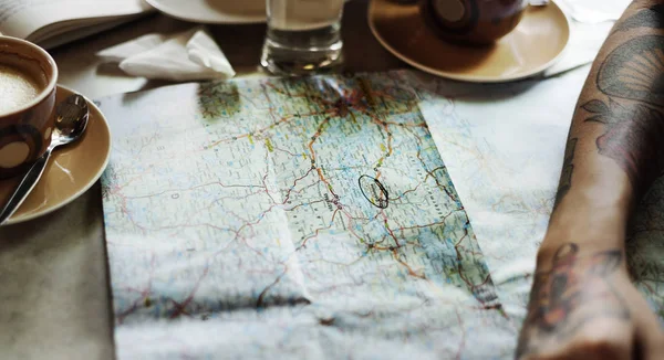 Jovem viajante com mapa — Fotografia de Stock