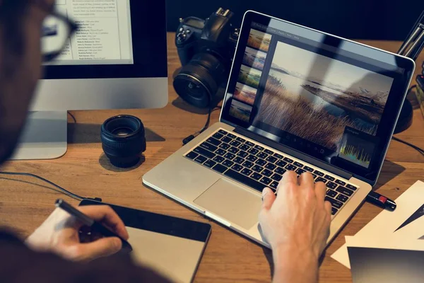 Photographer working on laptop — Stock Photo, Image