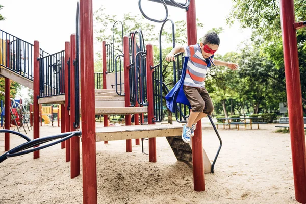 Menino no pátio do parque infantil — Fotografia de Stock