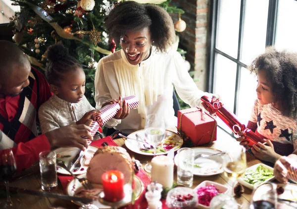 Família à mesa com um jantar festivo — Fotografia de Stock