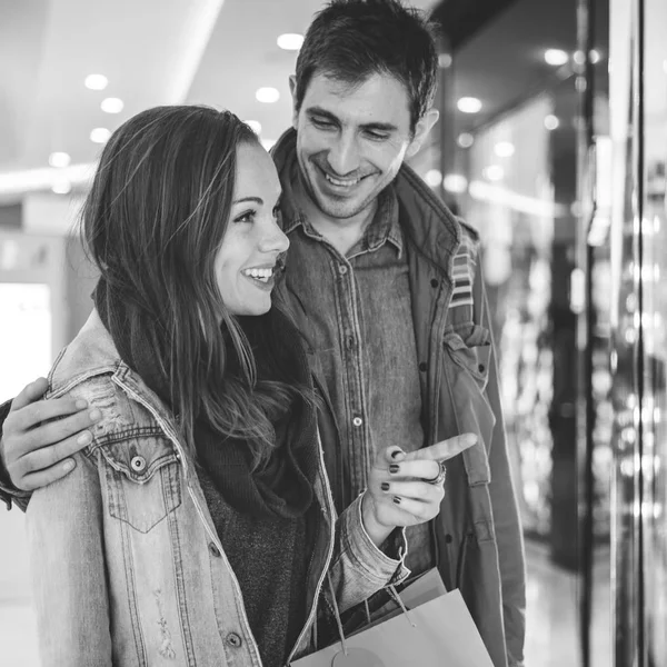 Belo casal no shopping — Fotografia de Stock