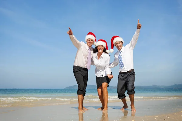 Colleghi di lavoro a Santa Hats on Beach — Foto Stock