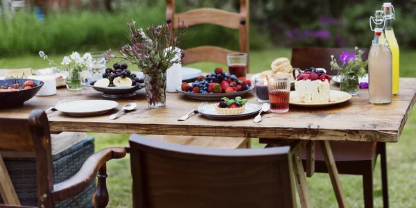 Mesa servida con comida para el almuerzo — Foto de Stock