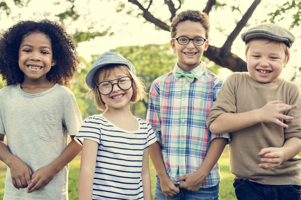 Les enfants jouent au parc — Photo