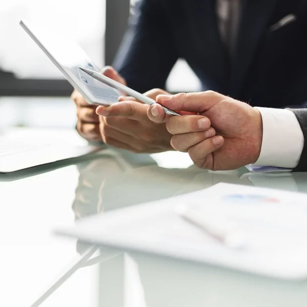 Zakenlieden bespreken werken — Stockfoto