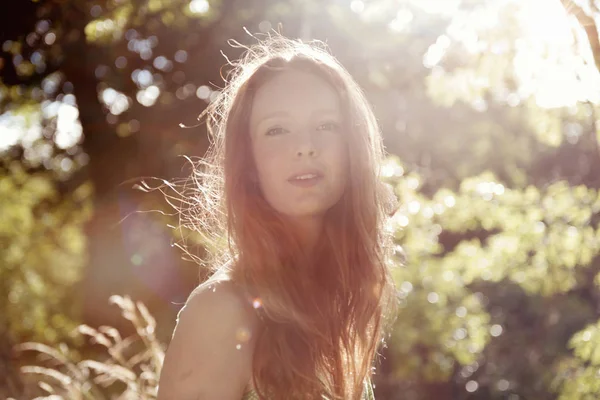 Mujer Relájate en la naturaleza —  Fotos de Stock