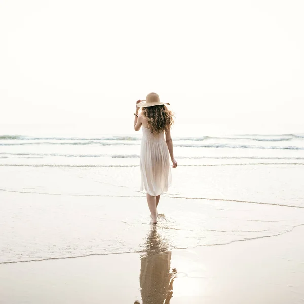 Mulher bonita na praia — Fotografia de Stock