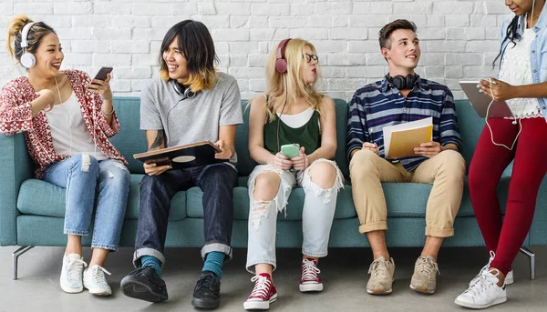 Diversidade Estudantes usando dispositivos digitais — Fotografia de Stock