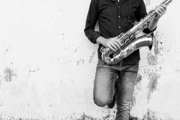 Jazzman in possesso di sassofono — Foto Stock