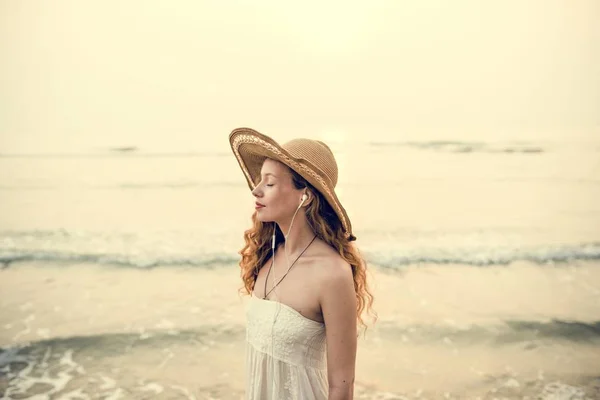 Hermosa mujer en sombrero de verano — Foto de Stock