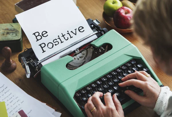 Journalist woman typing on typewriting machine — Stock Photo, Image