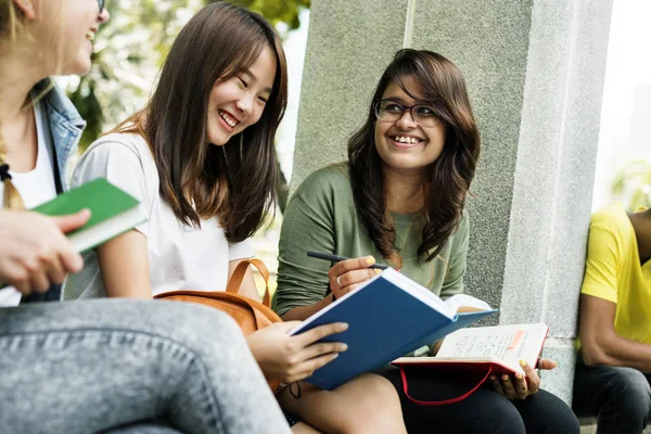 Estudante meninas estudando juntos — Fotografia de Stock