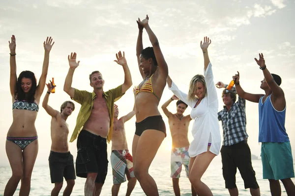 Emberek élvez beach party — Stock Fotó