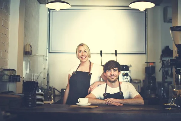 Servírka a barista pracuje v kavárně — Stock fotografie