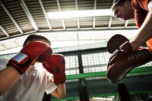 Menino de treinamento na escola esportiva — Fotografia de Stock