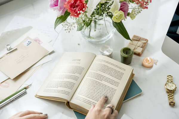 женщина с открытым в книге
