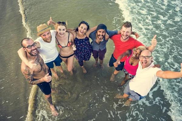Młodzi ludzie stojący w pobliżu morza — Zdjęcie stockowe