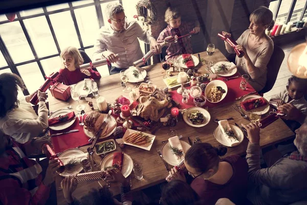 Rodina u stolu se slavnostní večeří — Stock fotografie
