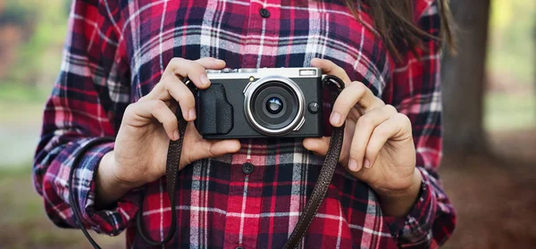 Chica tomando fotos — Foto de Stock