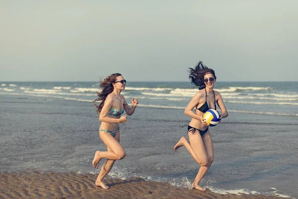 Girls playing volleyball on beach — Stock Photo, Image