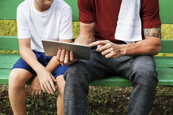 Junge mit Trainer mit digitalem Tablet — Stockfoto