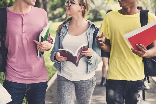 Jovens estudantes com livros — Fotografia de Stock