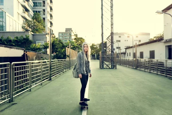 Adolescente ragazza cavalcare Skateboard — Foto Stock