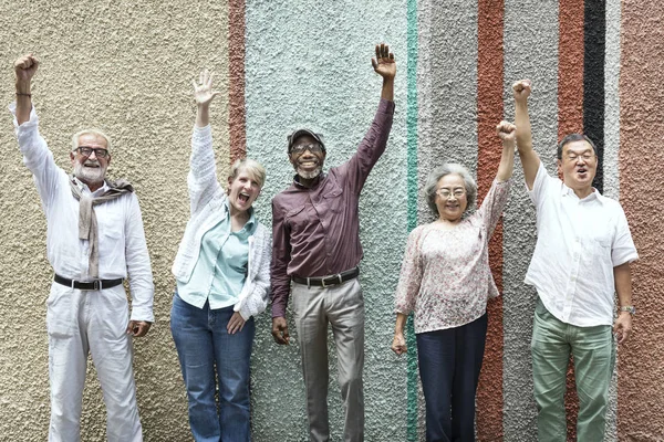 Diversos amigos mayores Ootdoors — Foto de Stock