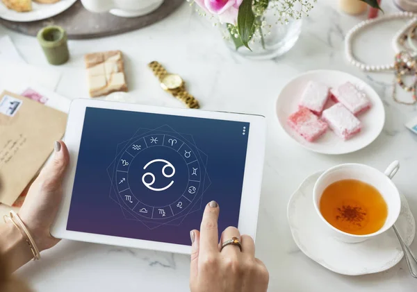 Frau mit digitalem Tablet in der Hand — Stockfoto