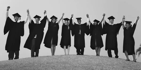 Groep studenten van afgestudeerden — Stockfoto