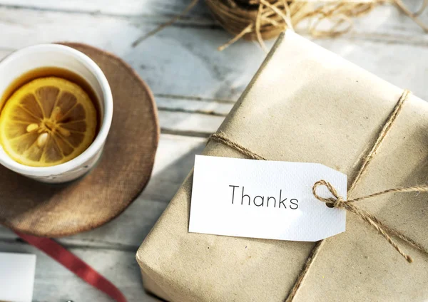 Geschenk-Box in Bastelpapier — Stockfoto