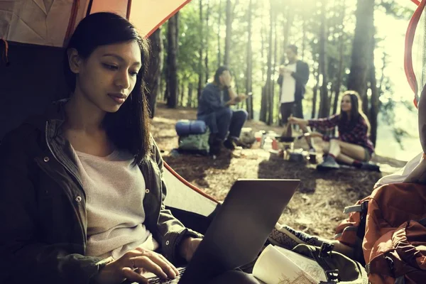 Menina usando laptop — Fotografia de Stock