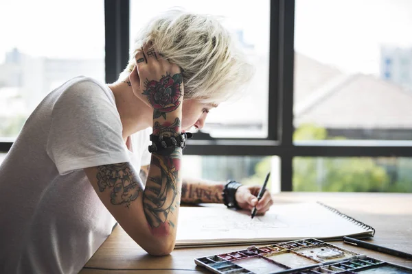 Femme avec des tatouages dessin — Photo