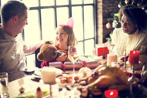 Familie am Tisch mit festlichem Abendessen — Stockfoto
