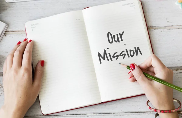 Woman writing notes in diary — Stock Photo, Image