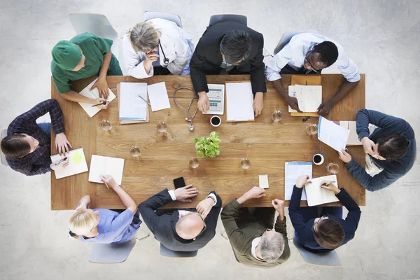 Uomini d'affari che lavorano insieme — Foto Stock