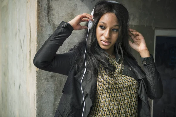 Donna africana ascoltare musica — Foto Stock