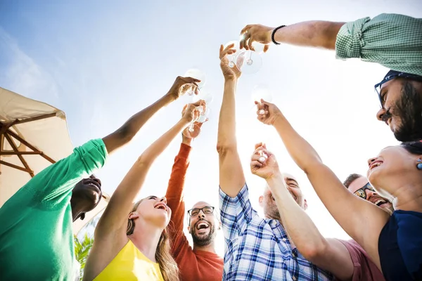 Grupp av personer på fest — Stockfoto