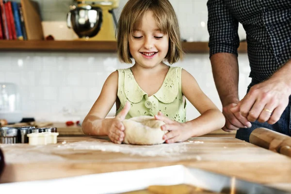 Tjej att göra degen för hembakade kakor — Stockfoto